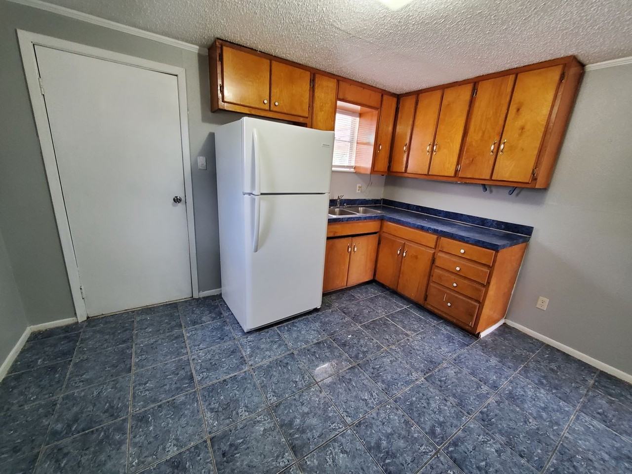 220 E 9th St - Photo 4 of 10