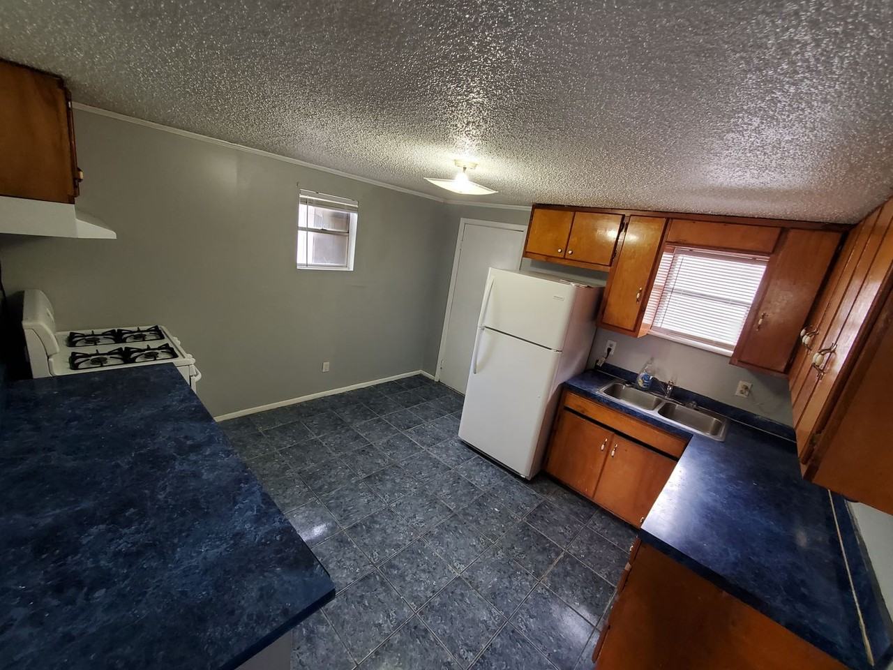 220 E 9th St - Photo 5 of 10