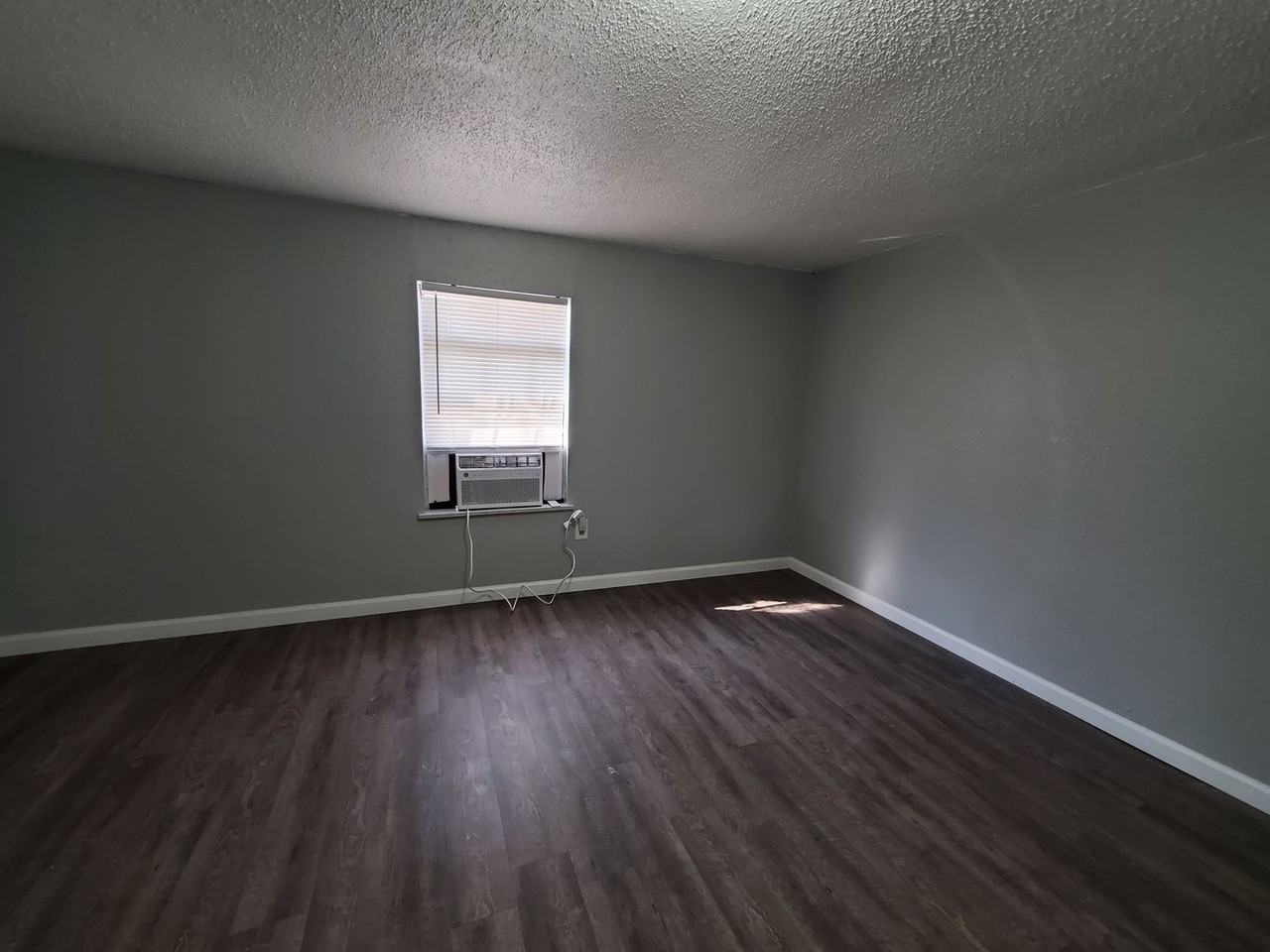 220 E 9th St - Photo 6 of 10