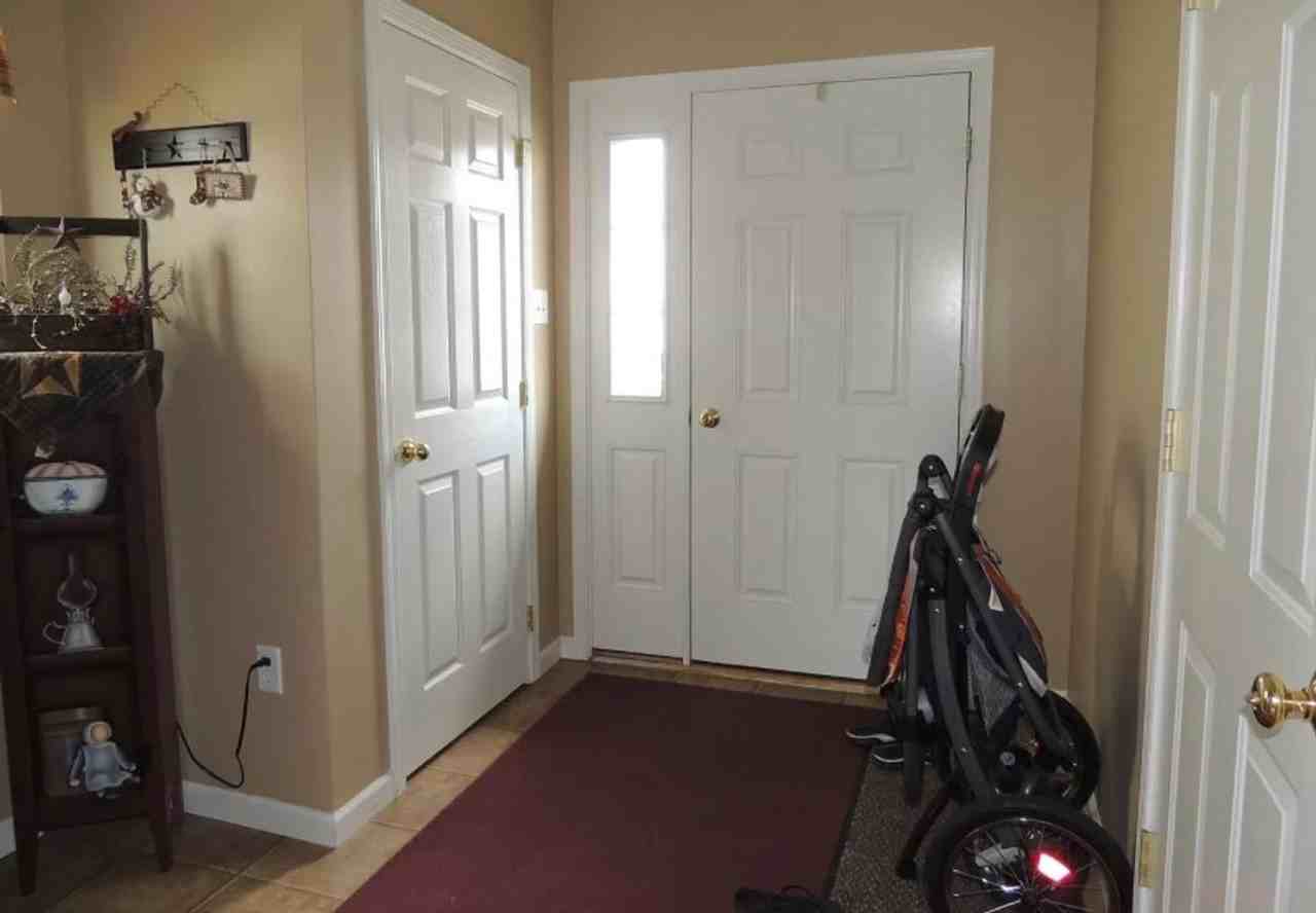 137 Dorchester Ln - Photo 2 of 12