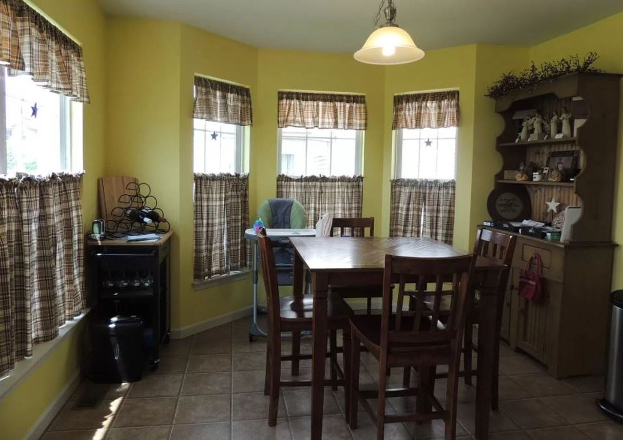 137 Dorchester Ln - Photo 3 of 12