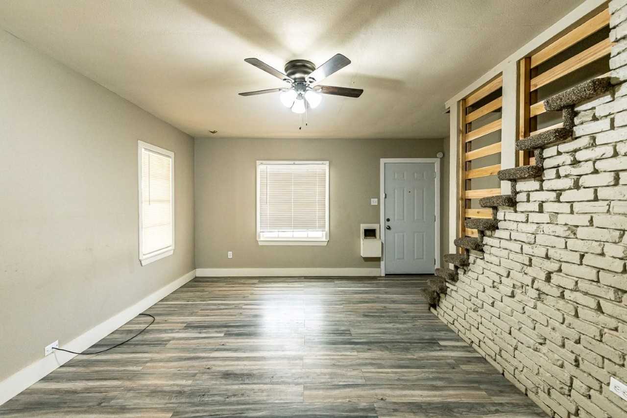 2311 25th St - Photo 3 of 16