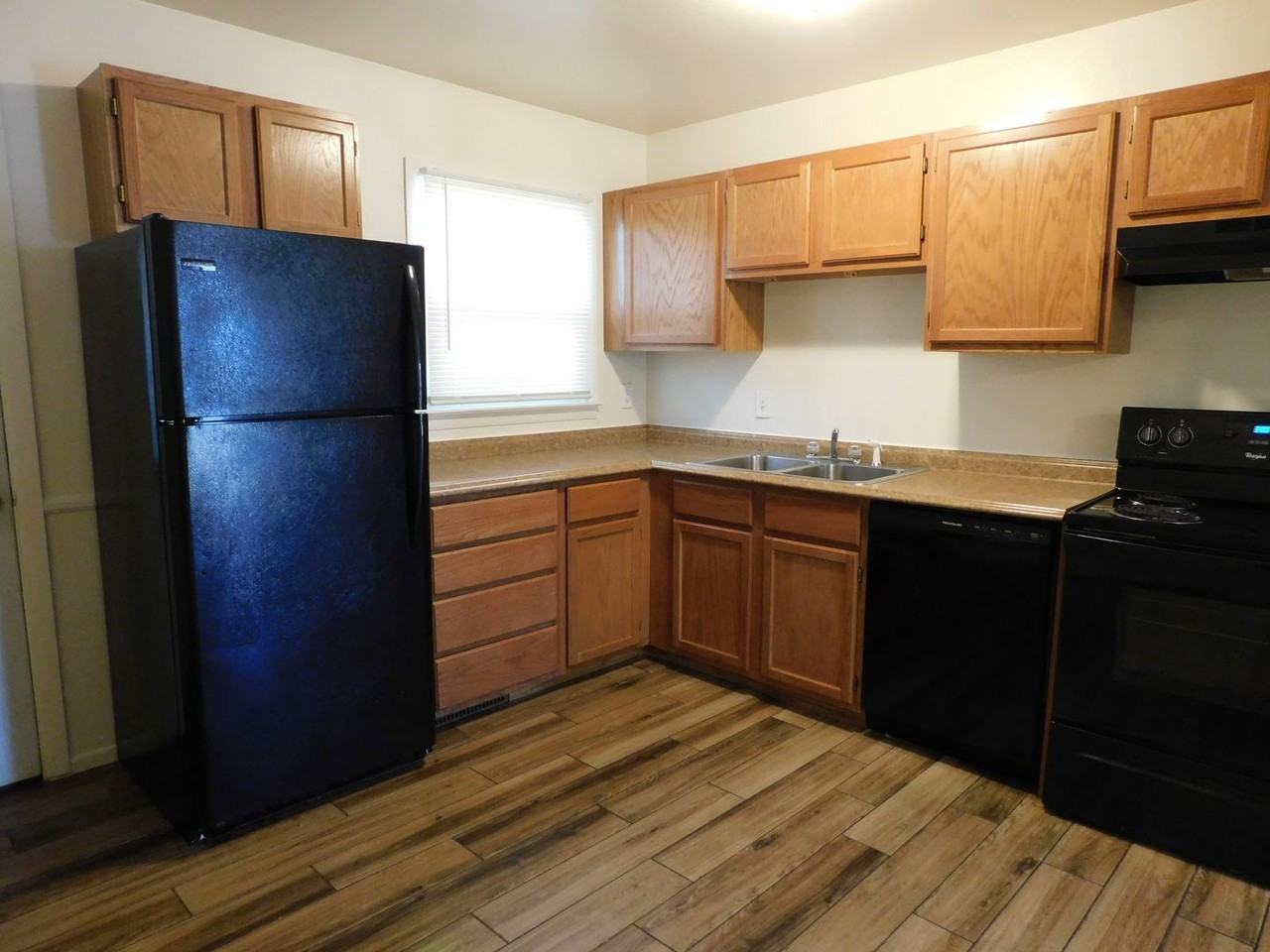 2044 Bunting Ave - Photo 4 of 11