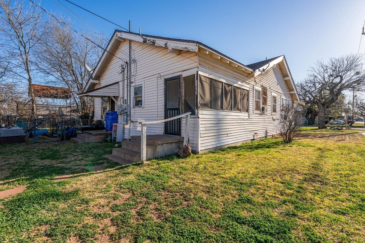 1002 Beech St - Photo 2 of 18