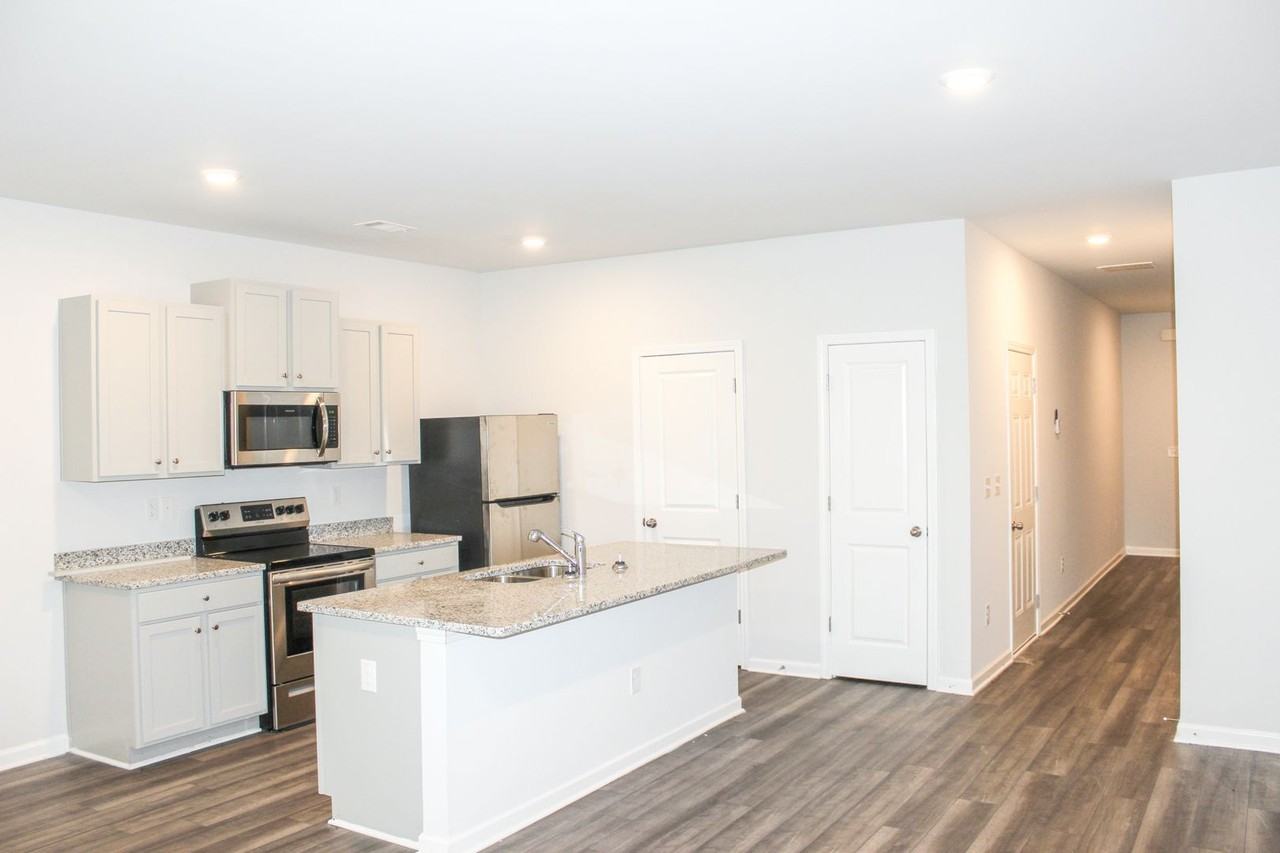 475 Oakwood Dr Nw - Photo 2 of 11