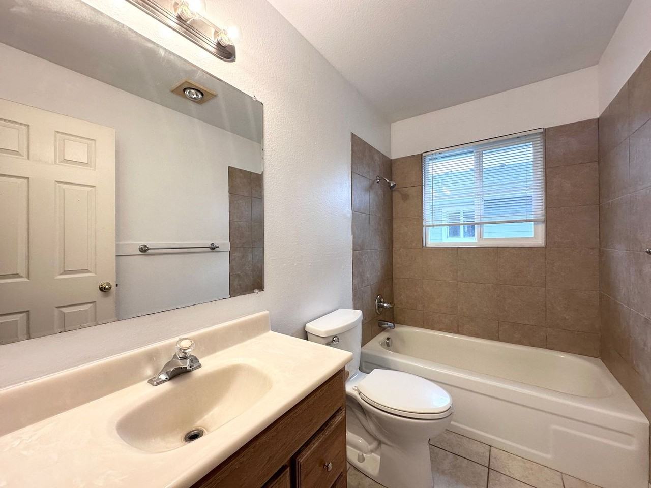 1667 Ne Kane Dr - Photo 3 of 11