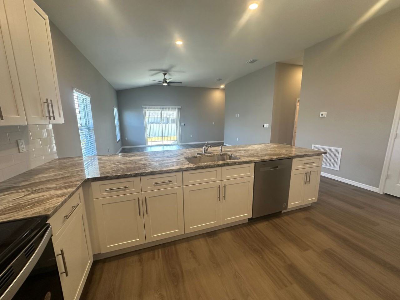 1909 Ne 6th Ave - Photo 2 of 16