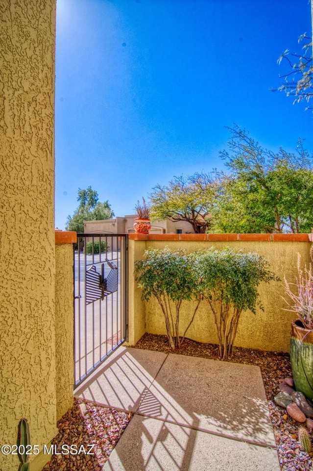 1223 E Camino Diestro #1223 - Photo 3 of 17