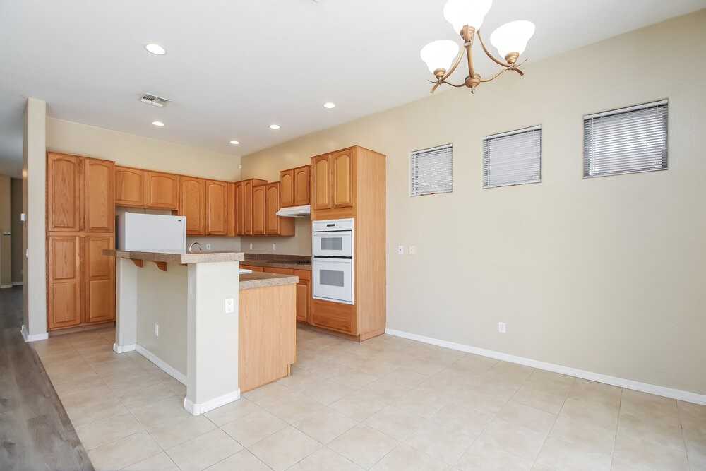 513 W Remington Dr - Photo 5 of 16