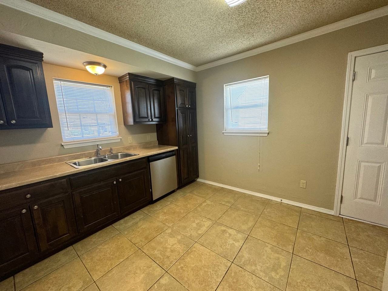 1239 S Richmond Ave - Photo 7 of 25