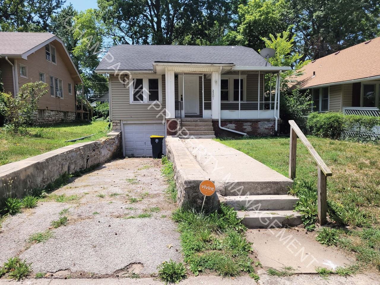 2201 E 68th Ter - Photo 2 of 12