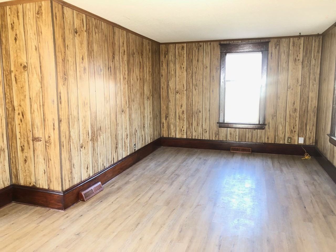 1603 S Center St - Photo 4 of 13
