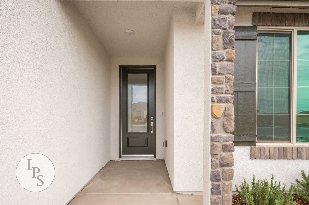 352 N Millard Ave - Photo 3 of 31