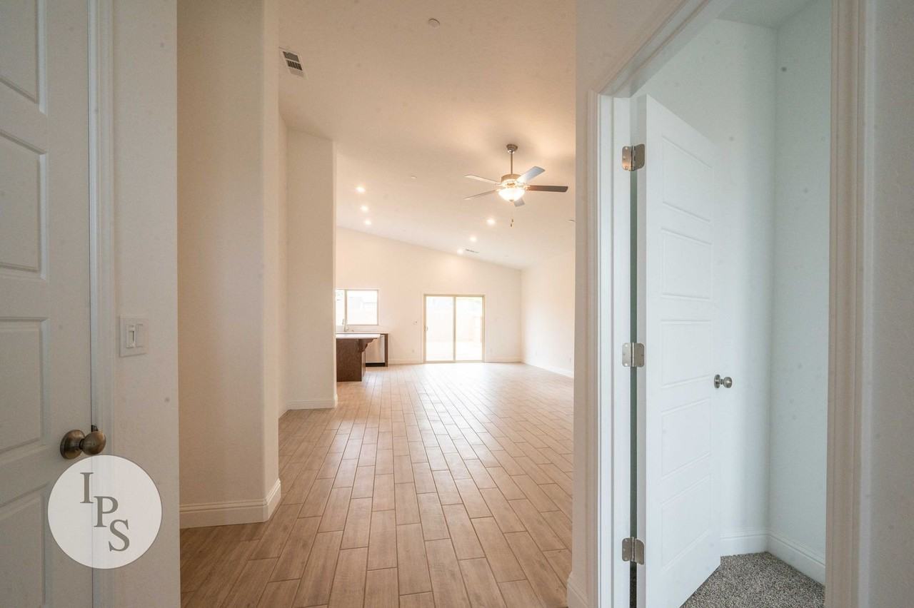 352 N Millard Ave - Photo 6 of 31