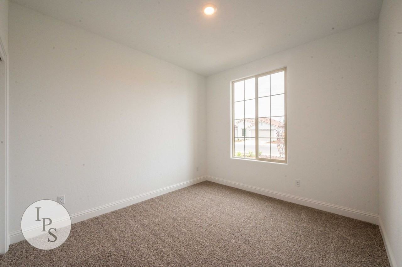 352 N Millard Ave - Photo 5 of 31