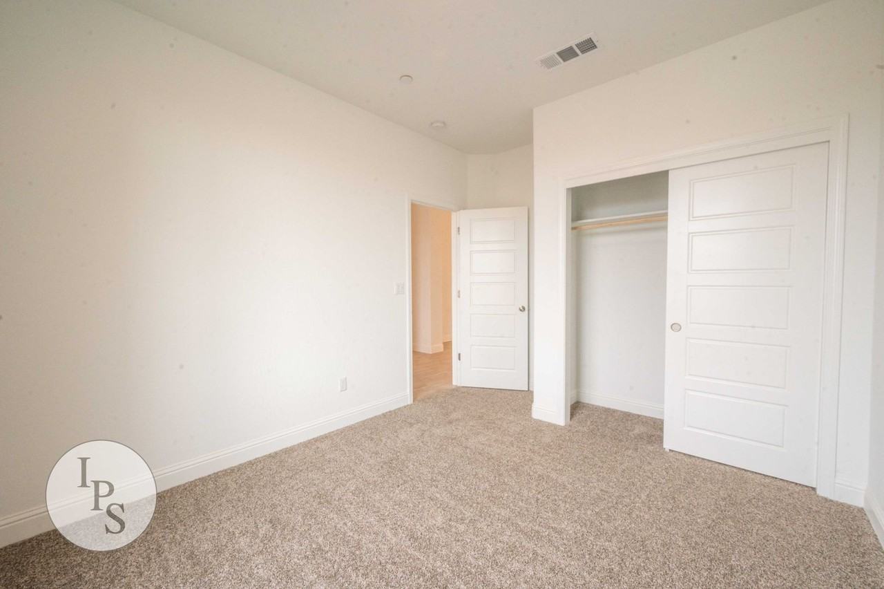352 N Millard Ave - Photo 6 of 31