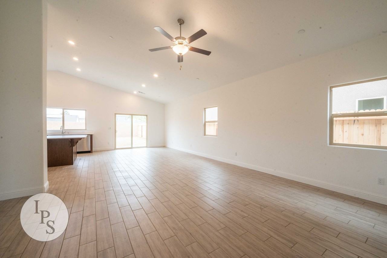 352 N Millard Ave - Photo 7 of 31