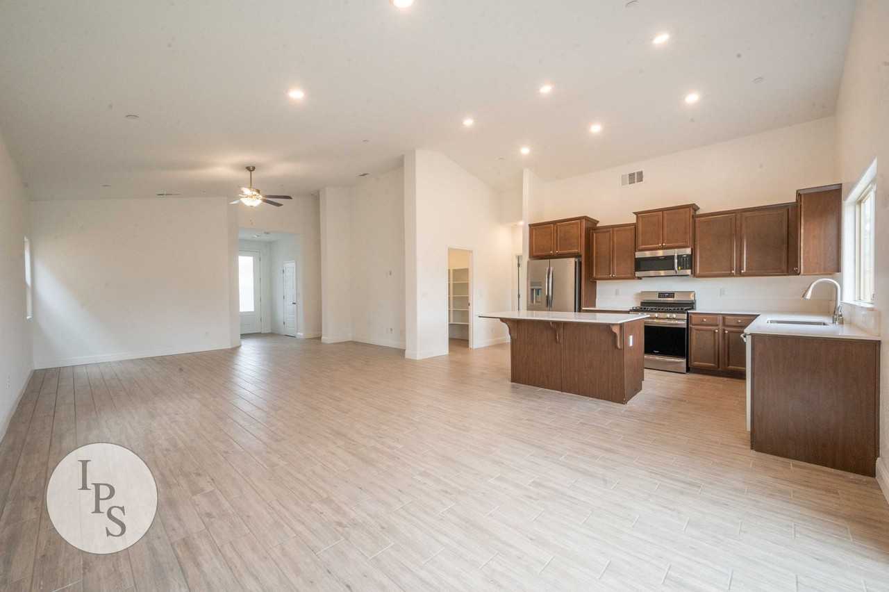 352 N Millard Ave - Photo 5 of 31