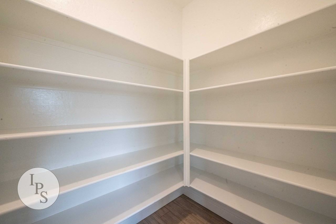 352 N Millard Ave - Photo 4 of 31