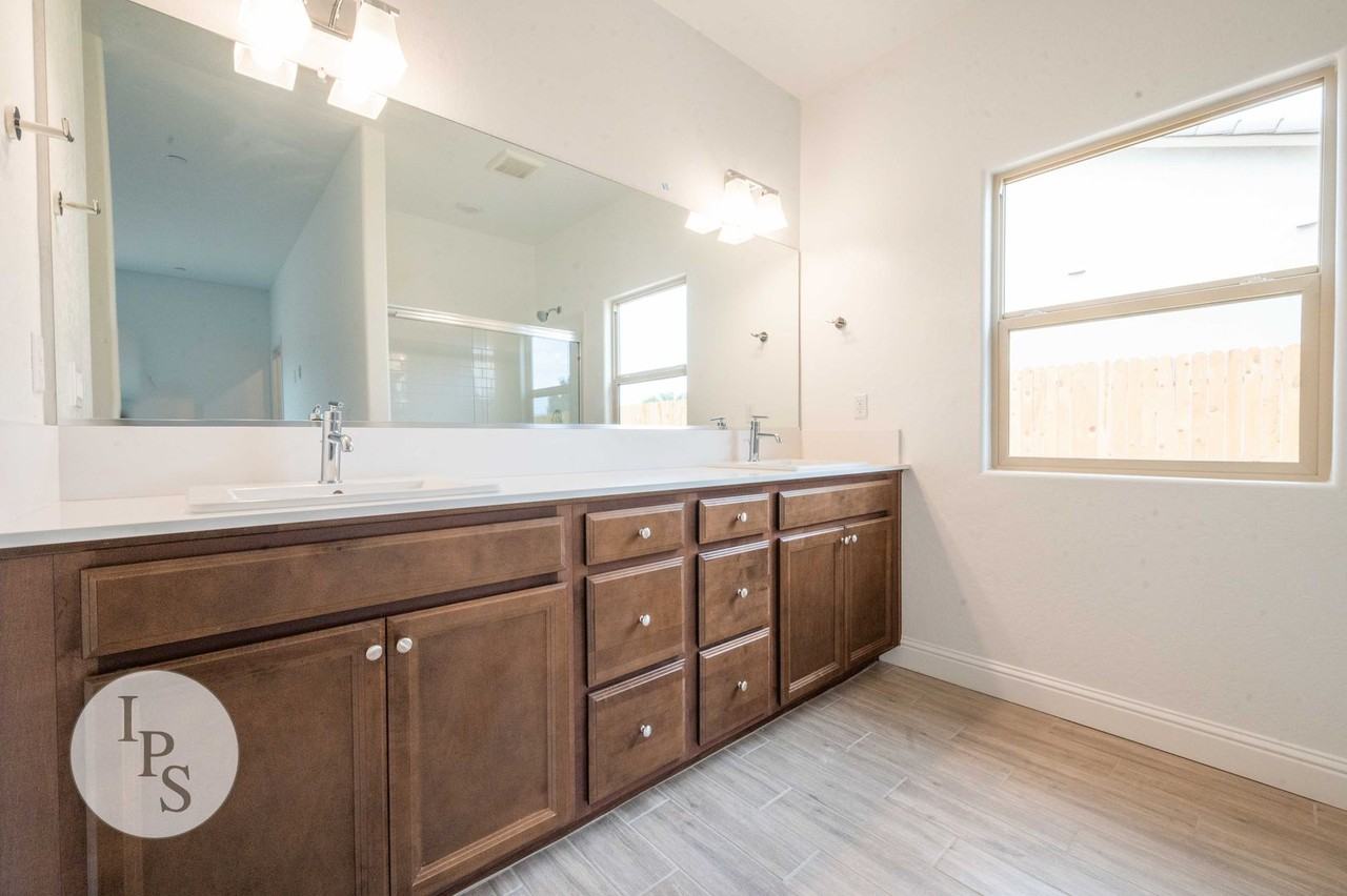 352 N Millard Ave - Photo 2 of 31