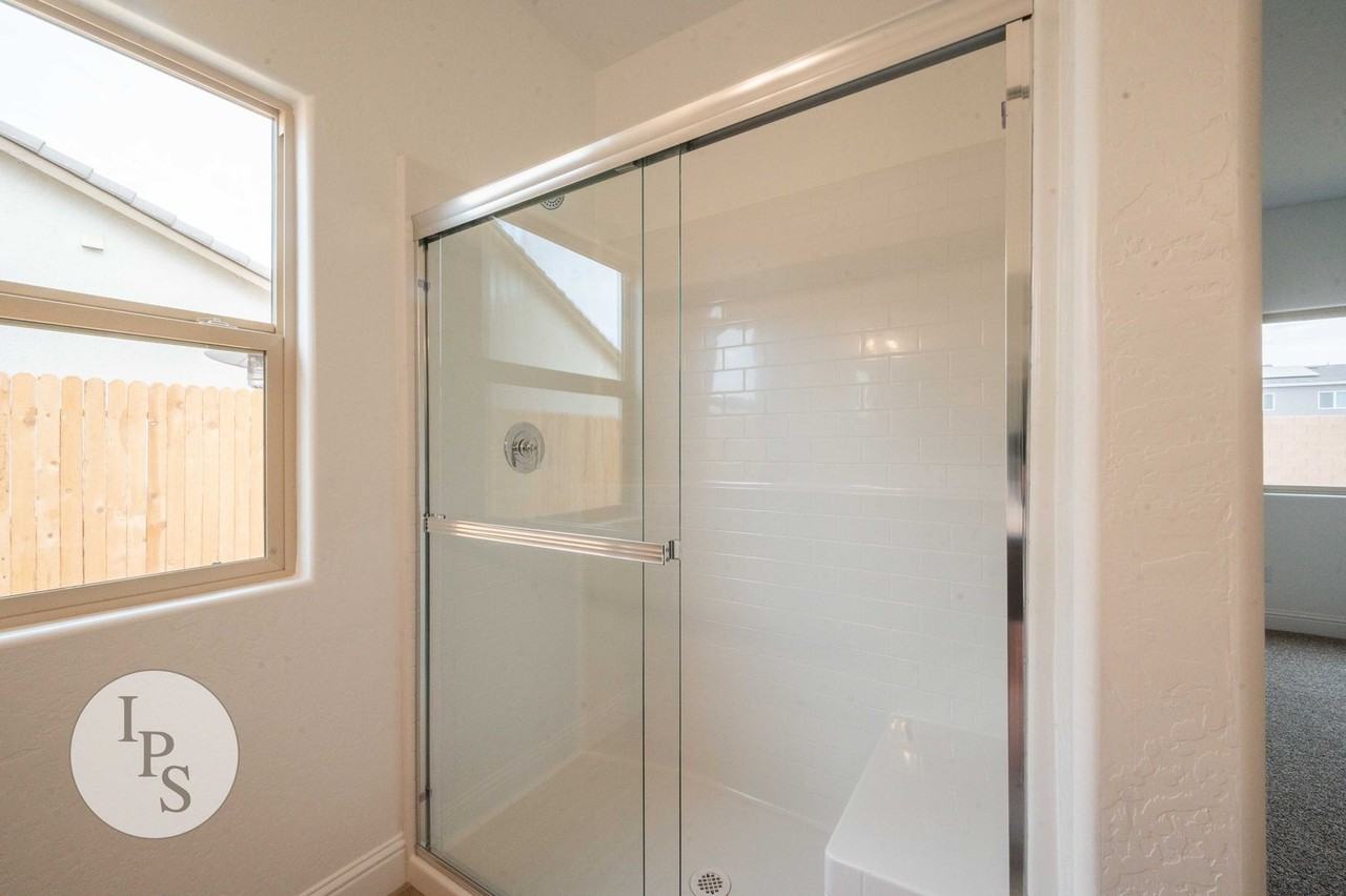 352 N Millard Ave - Photo 2 of 31