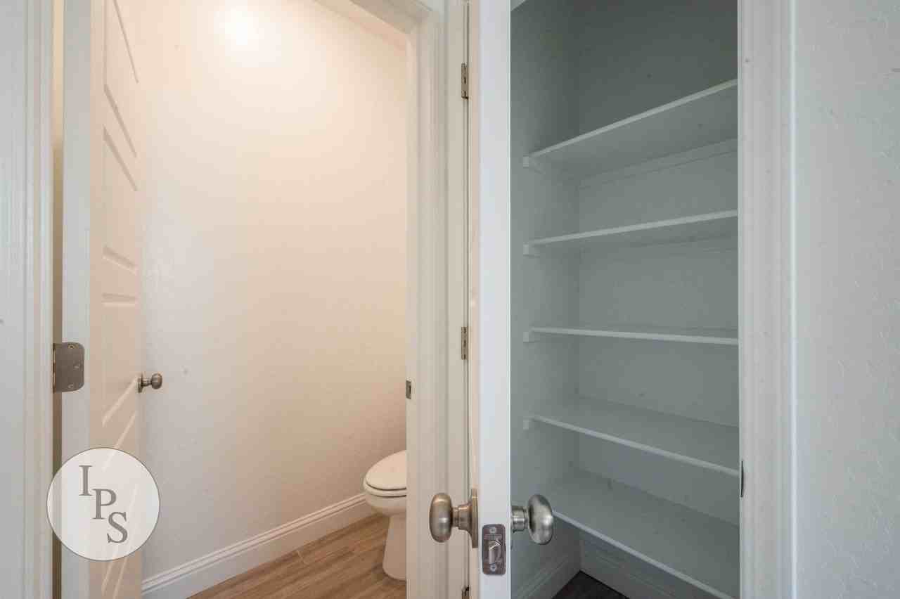 352 N Millard Ave - Photo 4 of 31