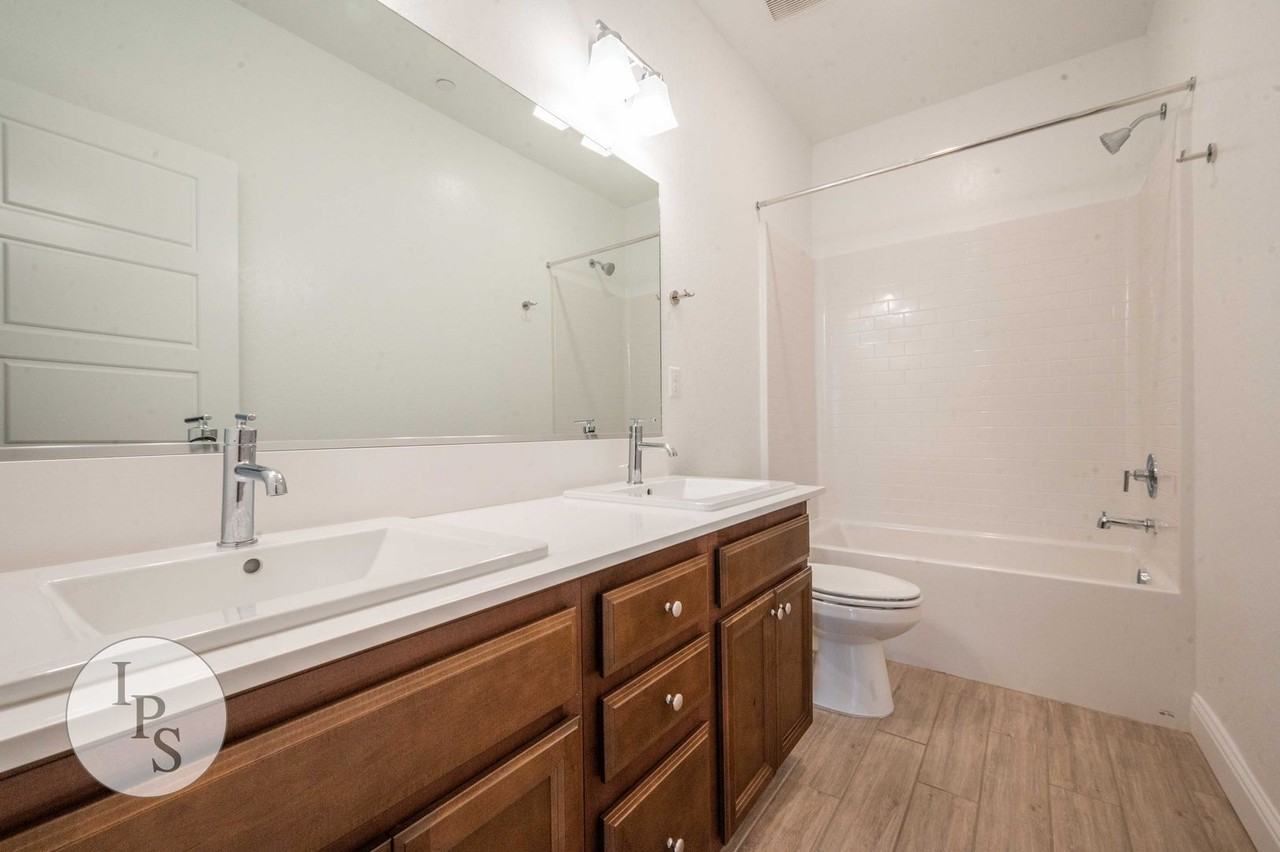 352 N Millard Ave - Photo 3 of 31