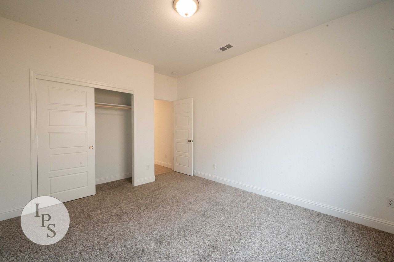 352 N Millard Ave - Photo 7 of 31