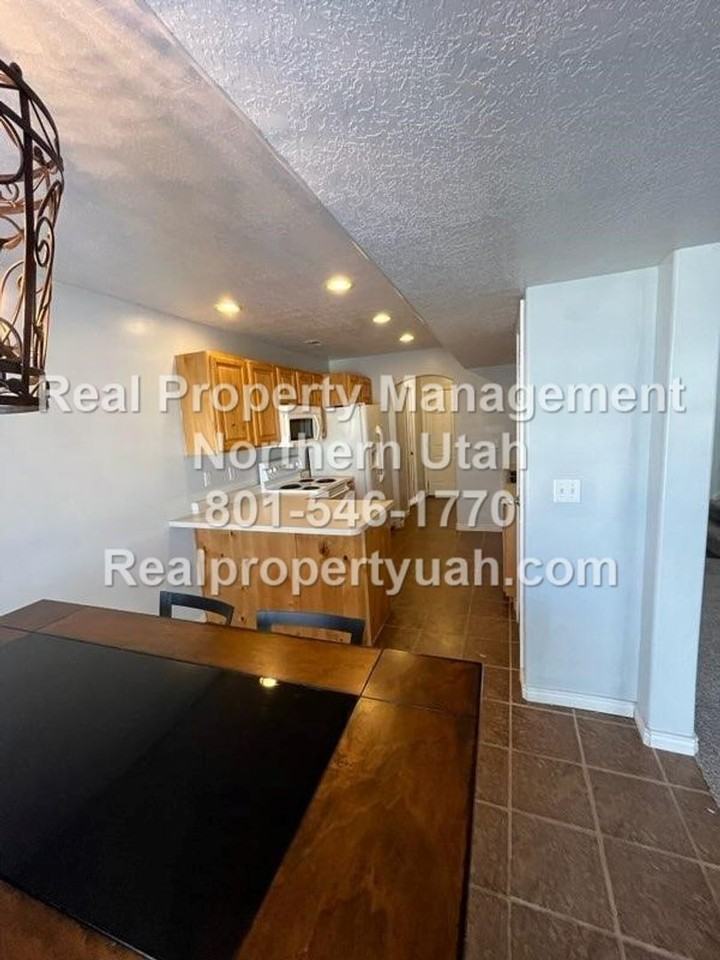 652 W 800 N - Photo 4 of 17