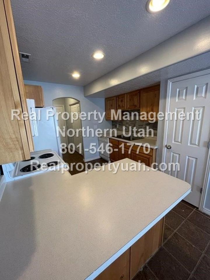 652 W 800 N - Photo 5 of 17
