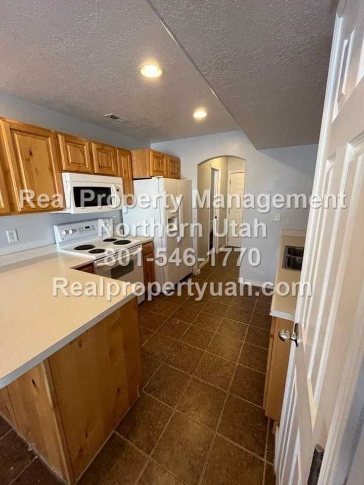 652 W 800 N - Photo 6 of 17