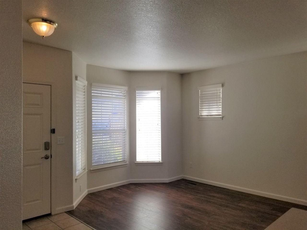 1370 Hastings Ln - Photo 3 of 21