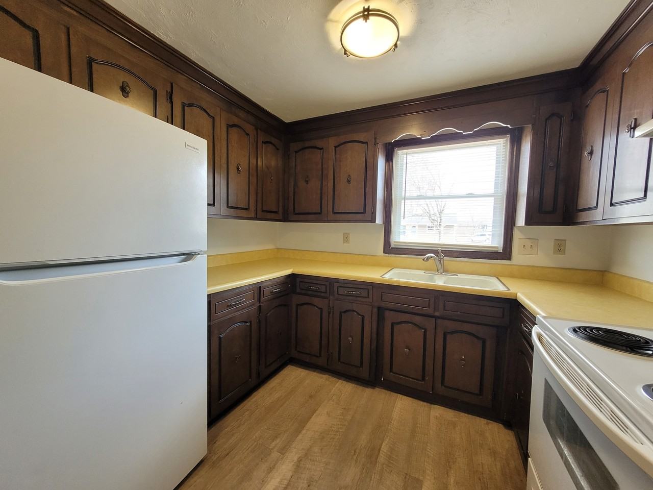 2461 He Nis Ra Ln - Photo 2 of 9