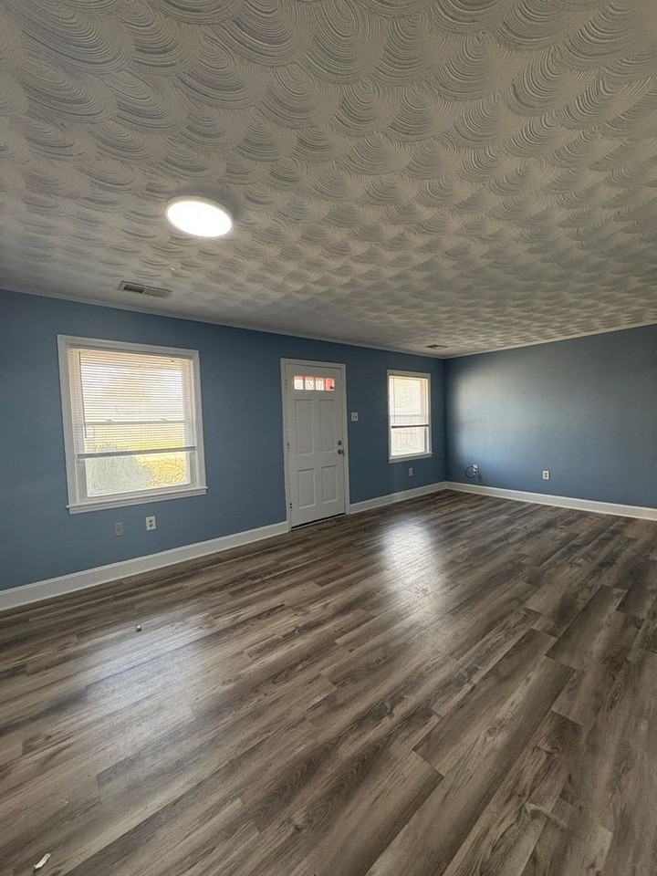 1303 Collett Ln - Photo 4 of 24