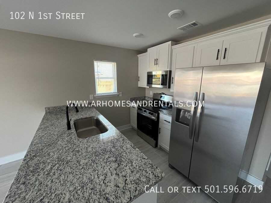 102 N 1st St - Photo 3 of 9
