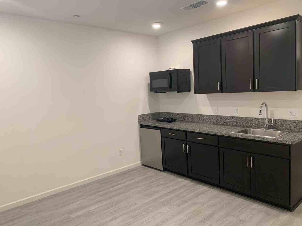 810 Holdenhurst Ln - Photo 5 of 7