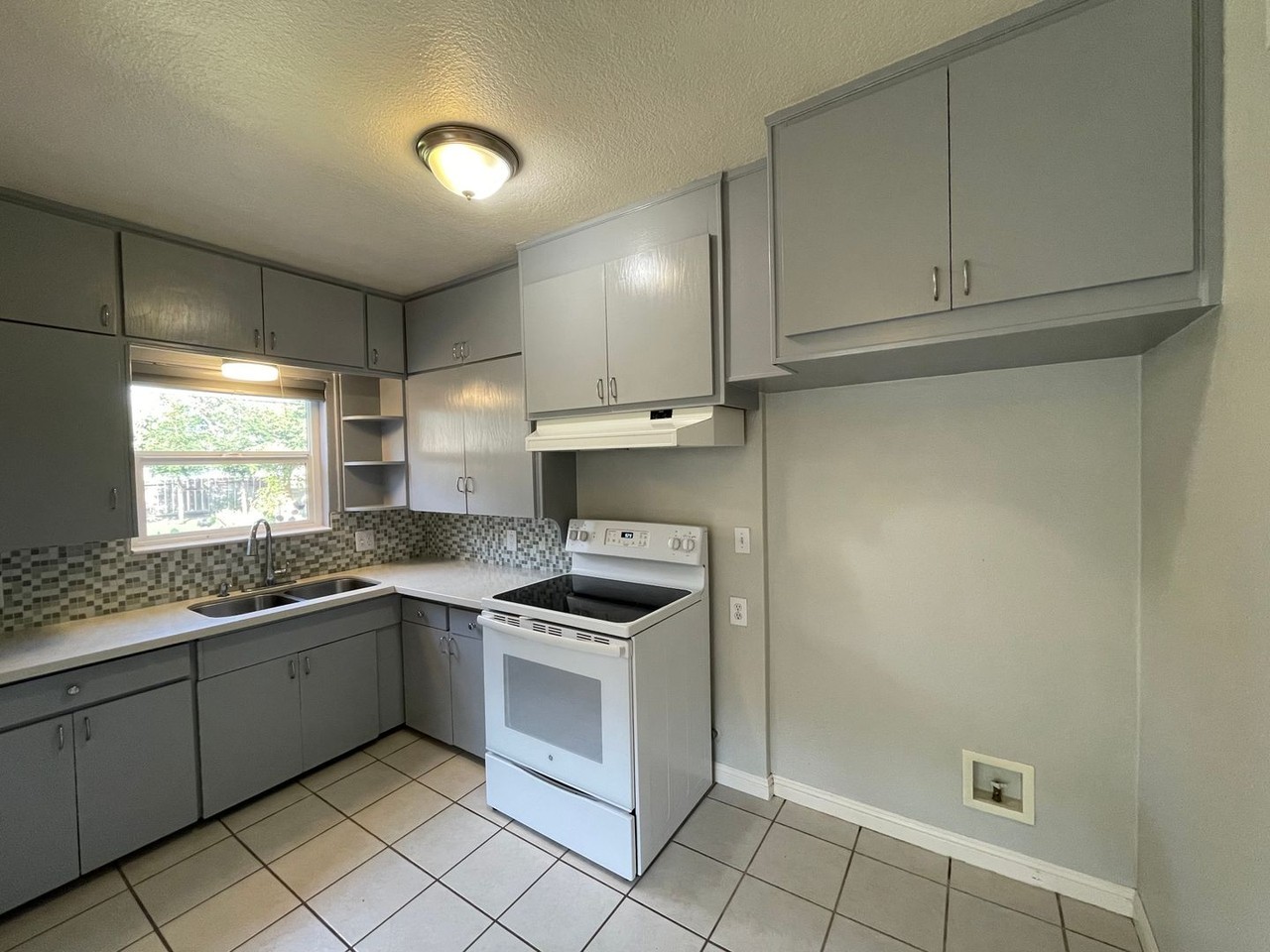 131 Olive Ave - Photo 7 of 29
