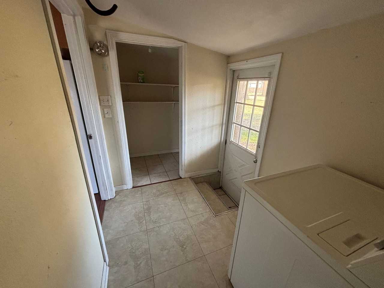 509 W K St - Photo 5 of 9
