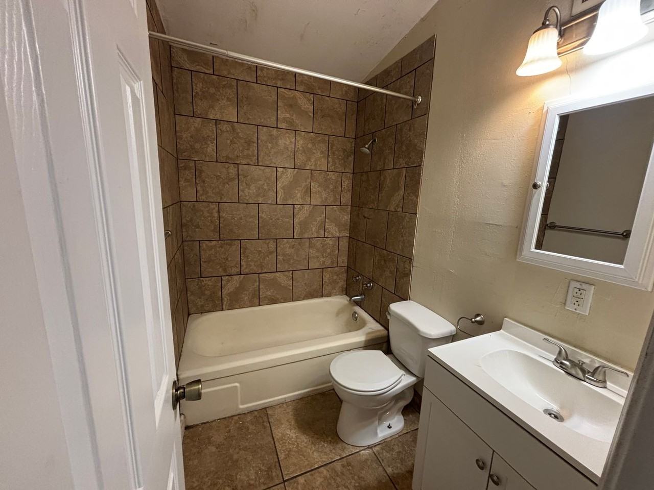 509 W K St - Photo 6 of 9