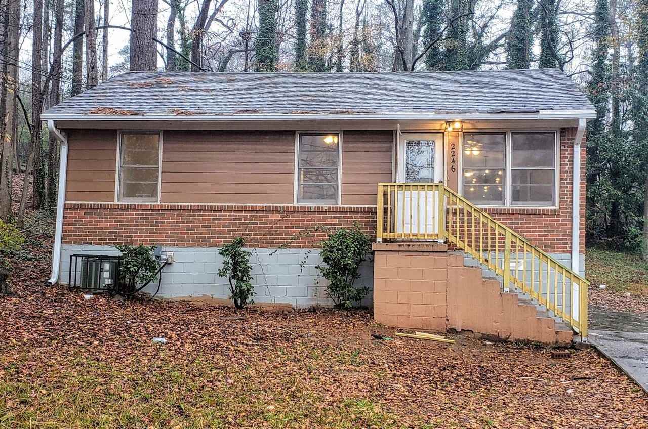 2246 Lang Dr Sw - Photo 2 of 18