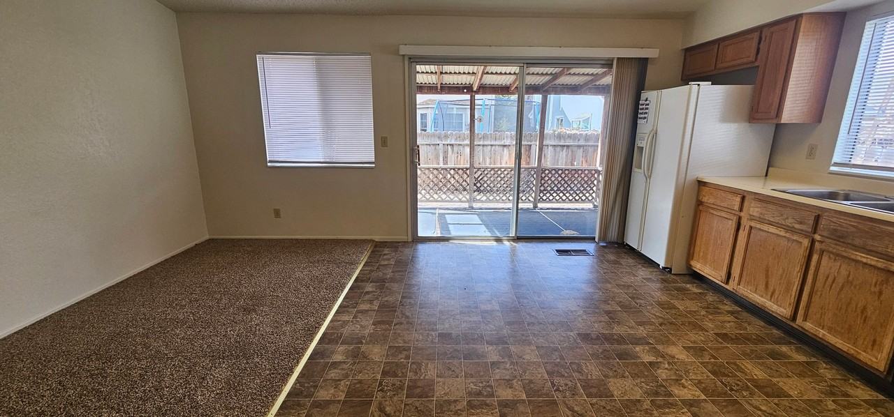 2376 Fieldcrest Dr - Photo 4 of 10