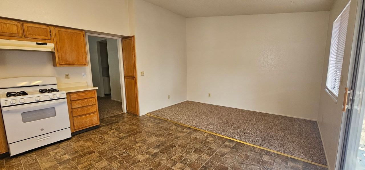 2376 Fieldcrest Dr - Photo 5 of 10