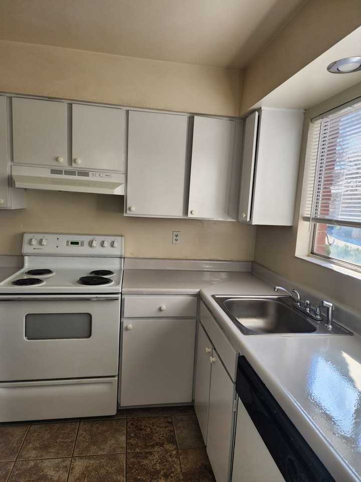 3293 Gypsum Rd - Photo 3 of 8