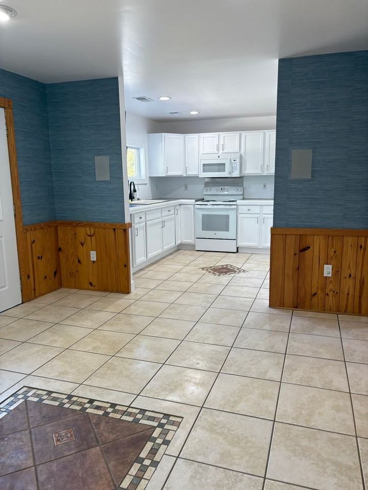 1004 6th Ave - Photo 3 of 28