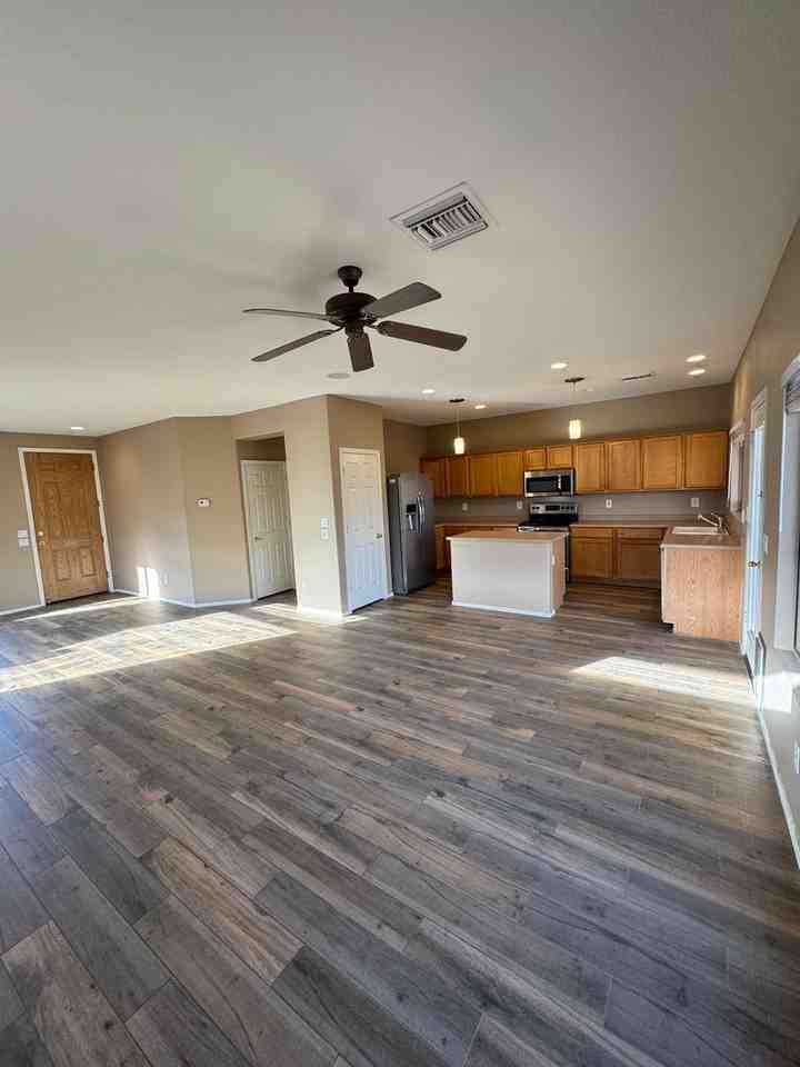 9450 W Quail Ave - Photo 5 of 32