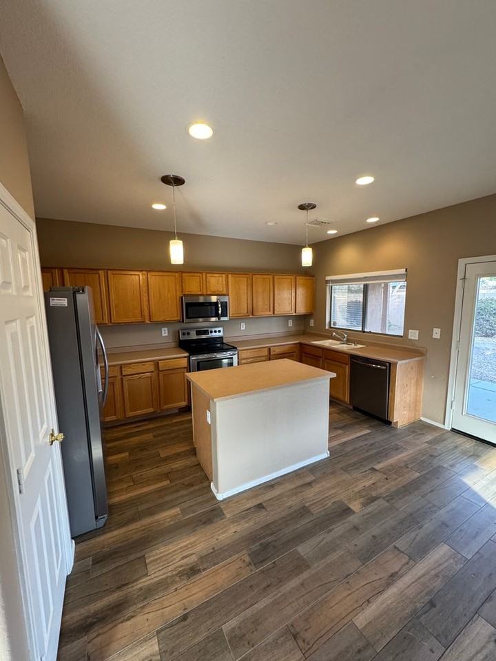 9450 W Quail Ave - Photo 6 of 32