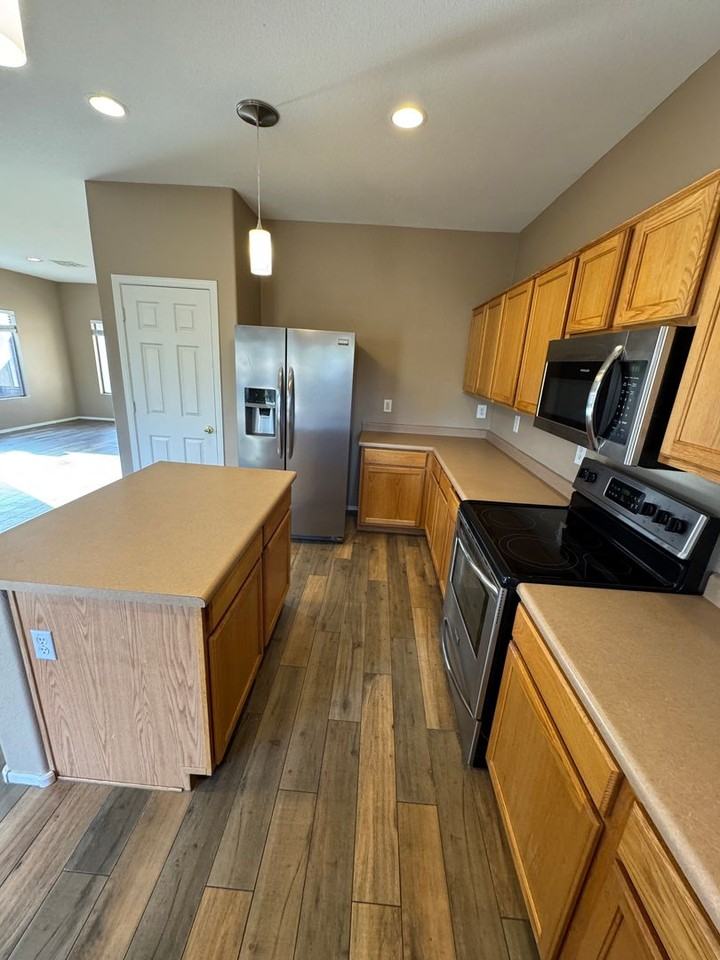 9450 W Quail Ave - Photo 7 of 32