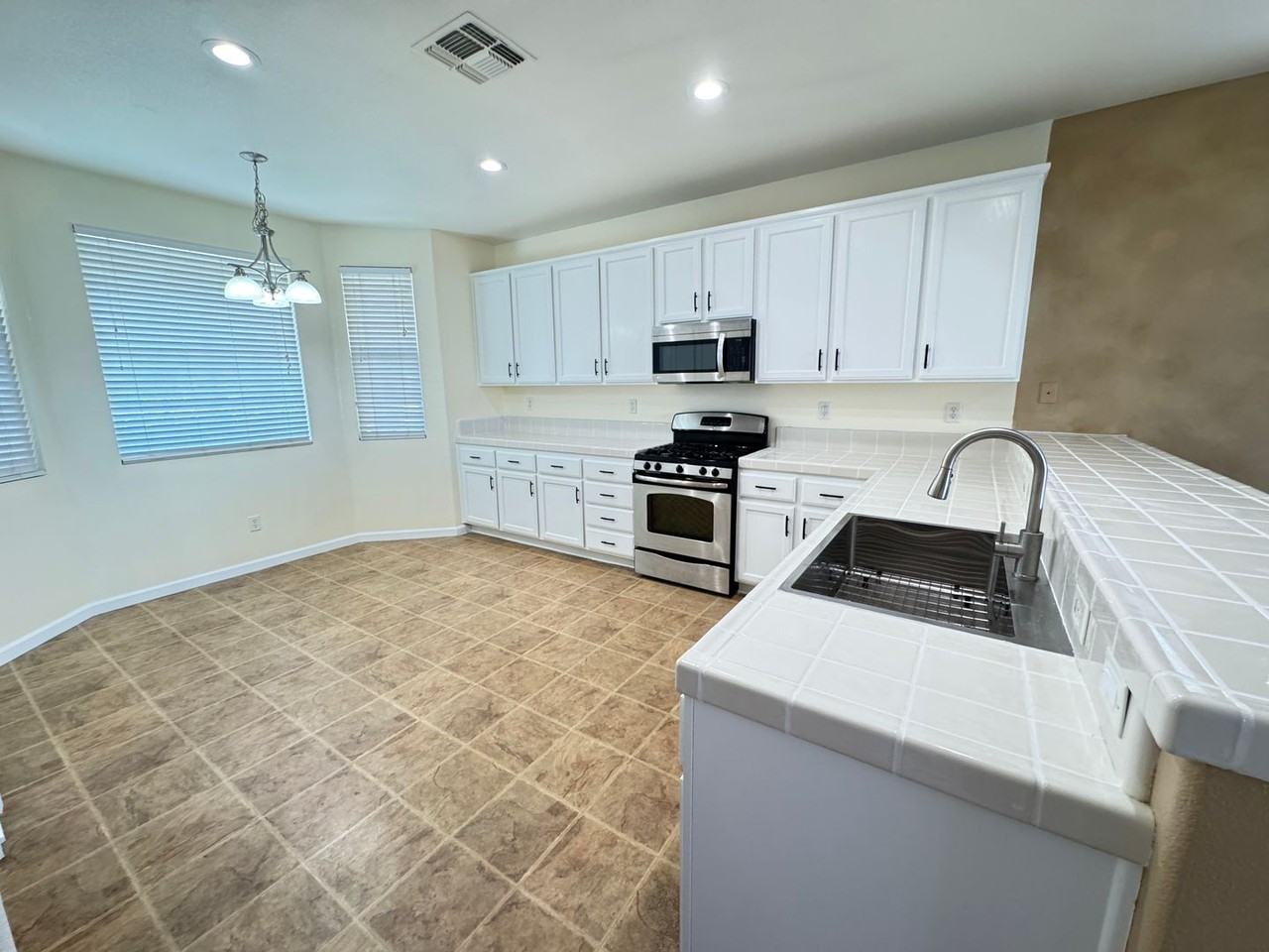 1403 Bamboo St - Photo 3 of 12