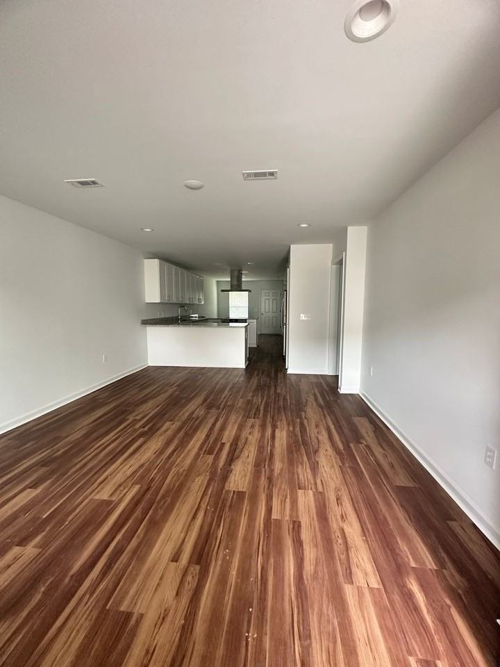 221 Charleston Dr - Photo 2 of 26