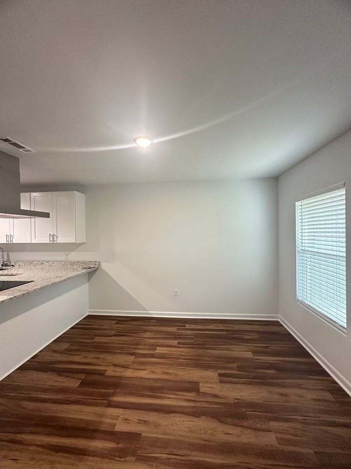 221 Charleston Dr - Photo 3 of 26